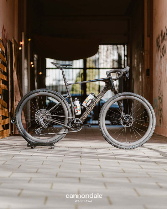 Cannondale Topstone Carbon Lefty 1 AXS – Flagowy Gravel z Pełną Amortyzacją w miejskim otoczeniu.