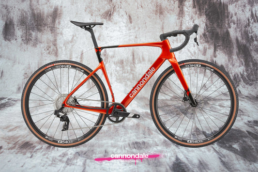 Cannondale SuperX 4 Apex AXS gravel z ultralekka karbonowa rama w kolorze pomarańczowym.
