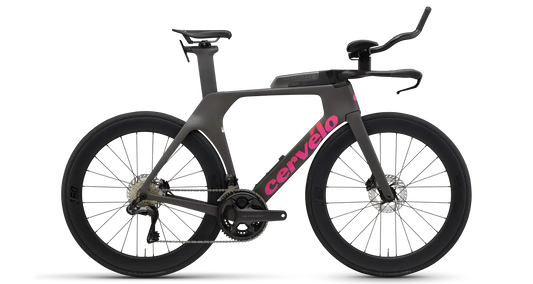 Rower triathlonowy Cervelo P-Series w specyfikacji Shimano Ultegra Di2, wyposażony w karbonowe koła i aerodynamiczny kokpit, zaprezentowany na gładkim tle.