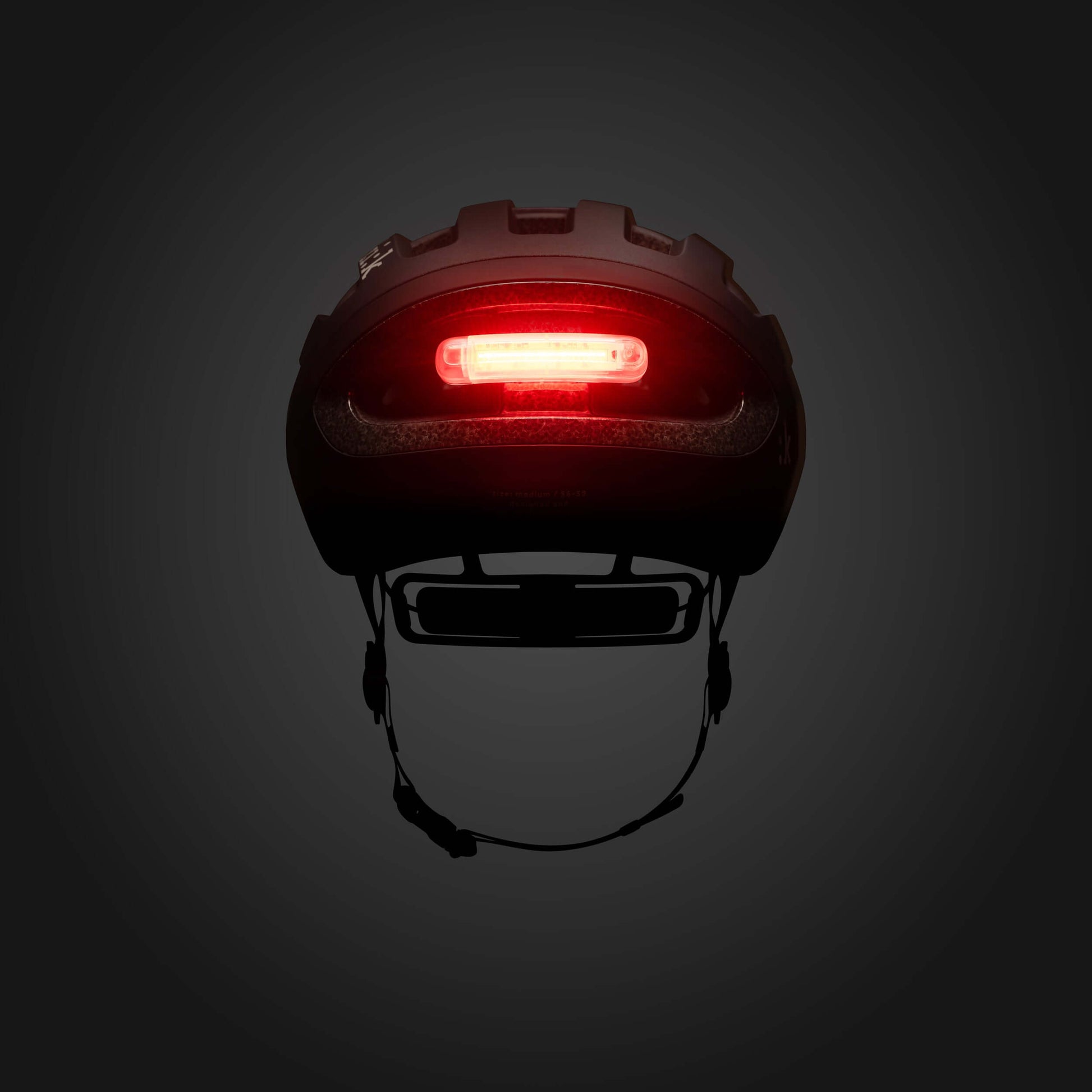 Kask rowerowy FIZIK Kyros Black z tylnym światłem LED, zapewniający bezpieczeństwo podczas jazdy.