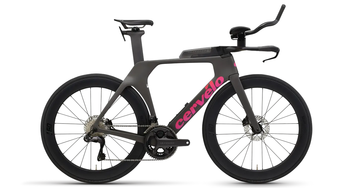 Rower triathlonowy Cervelo P-Series w specyfikacji Shimano Ultegra Di2, wyposażony w karbonowe koła i aerodynamiczny kokpit, zaprezentowany na gładkim tle.