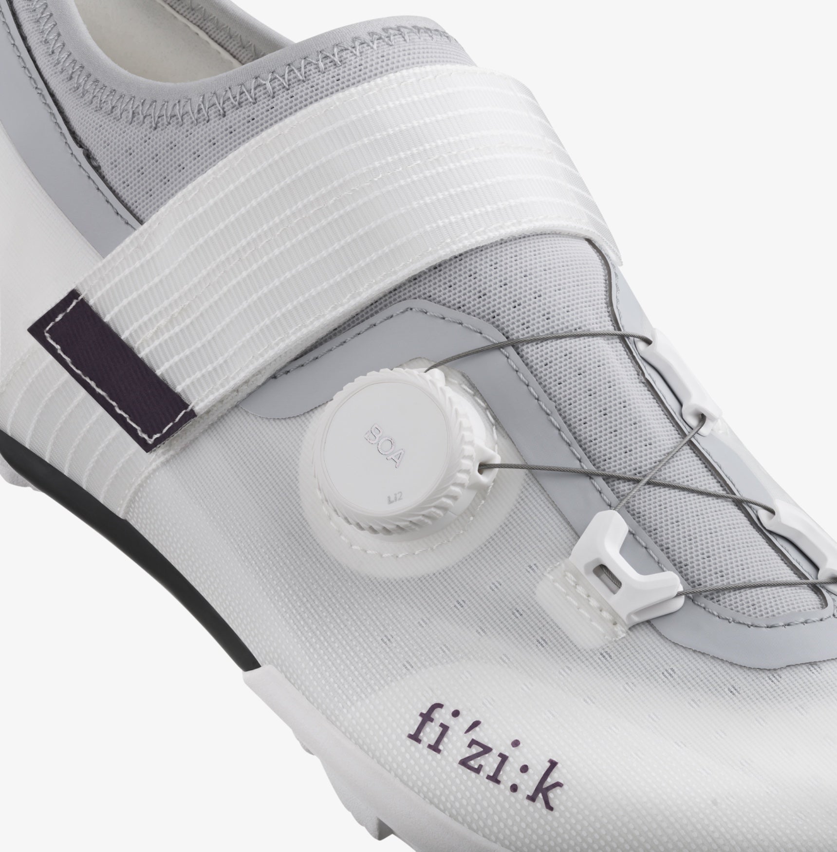 Fizik Vento Ferox 2 Carbon – White / Light Grey close-up with BOA lacing system and sleek design.