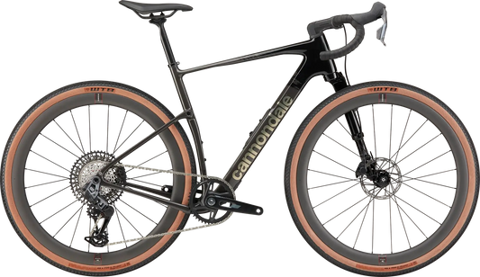 Cannondale Topstone Carbon Lefty 1 AXS – Flagowy Gravel z Pełną Amortyzacją na tle białym.