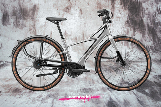 Cannondale FlyingV 1 to lekki e-komuter premium: karbon, Bosch SX (Smart System) i elektroniczna piasta Nexus Di2. Idealny na szybkie dojazdy.