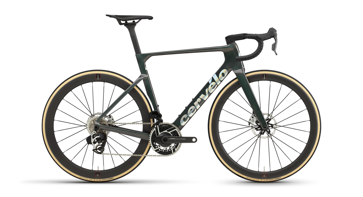 Karbonowy rower szosowy Cervélo Soloist wyposażony w bezprzewodowy napęd SRAM Red AXS oraz aerodynamiczne koła Reserve, ustawiony na jasnym tle.