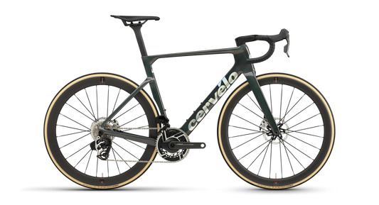 Karbonowy rower szosowy Cervélo Soloist wyposażony w bezprzewodowy napęd SRAM Red AXS oraz aerodynamiczne koła Reserve, ustawiony na jasnym tle.