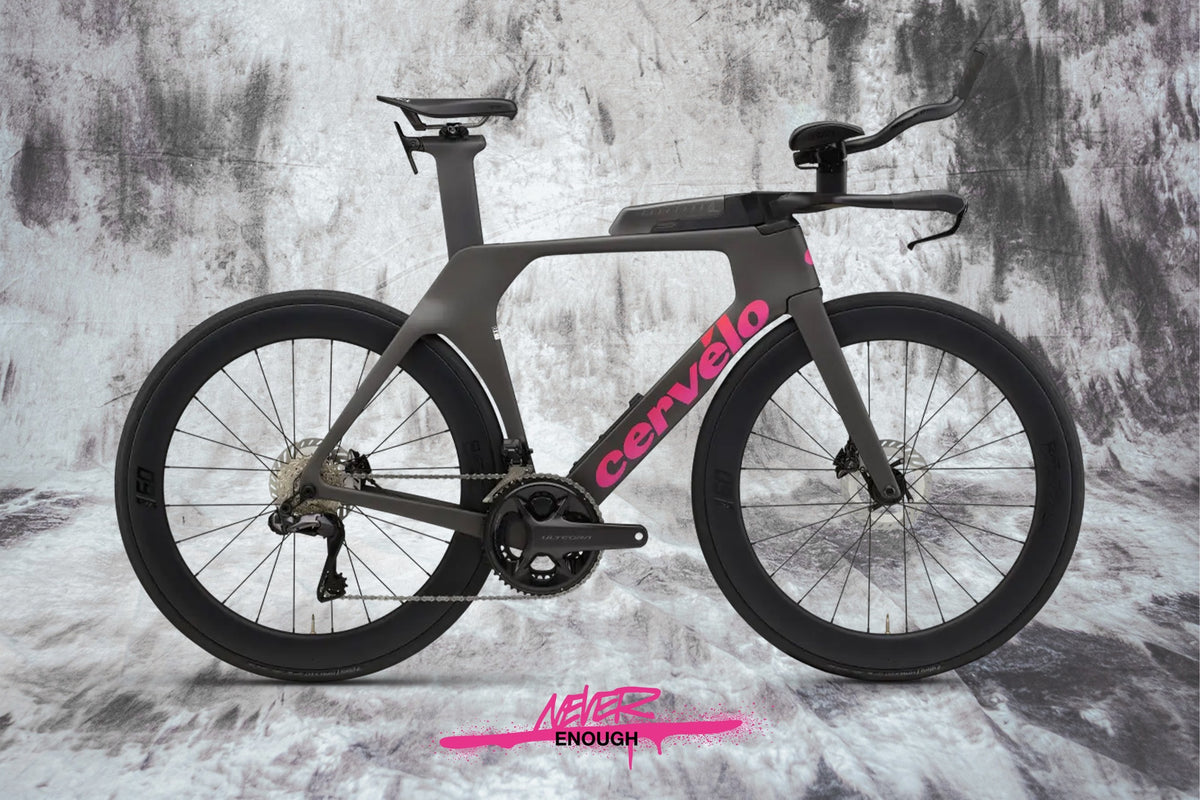 Rower triathlonowy Cervelo P-Series w specyfikacji Shimano Ultegra Di2, wyposażony w karbonowe koła i aerodynamiczny kokpit, zaprezentowany na gładkim tle.