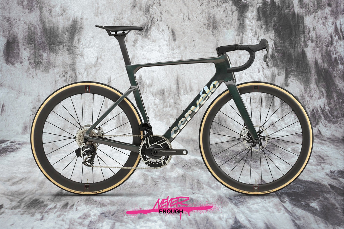 Karbonowy rower szosowy Cervélo Soloist wyposażony w bezprzewodowy napęd SRAM Red AXS oraz aerodynamiczne koła Reserve, ustawiony na jasnym tle.