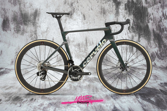 Karbonowy rower szosowy Cervélo Soloist wyposażony w bezprzewodowy napęd SRAM Red AXS oraz aerodynamiczne koła Reserve, ustawiony na jasnym tle.