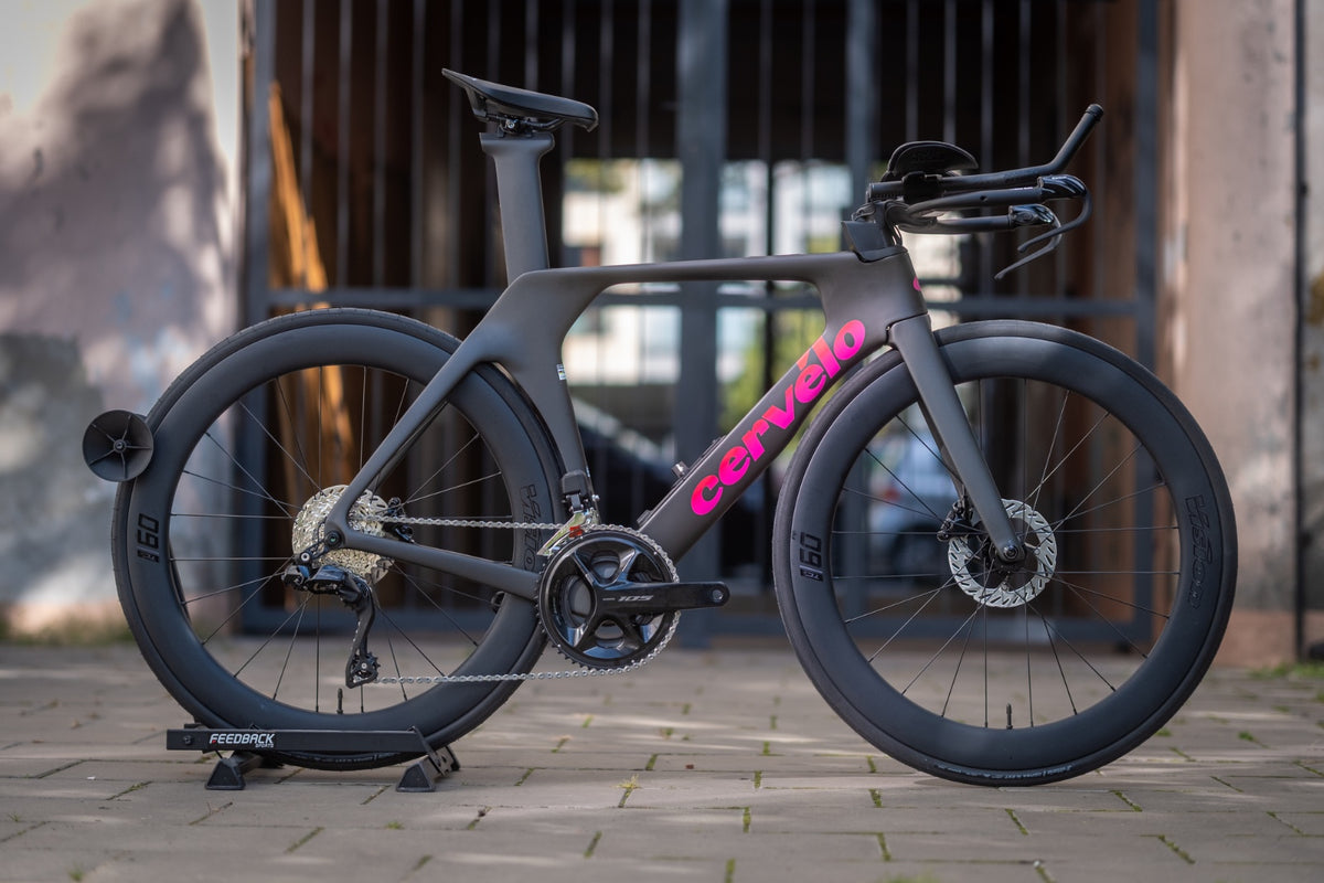 Rower triathlonowy Cervelo P-Series w specyfikacji Shimano Ultegra Di2, wyposażony w karbonowe koła i aerodynamiczny kokpit, zaprezentowany na gładkim tle.