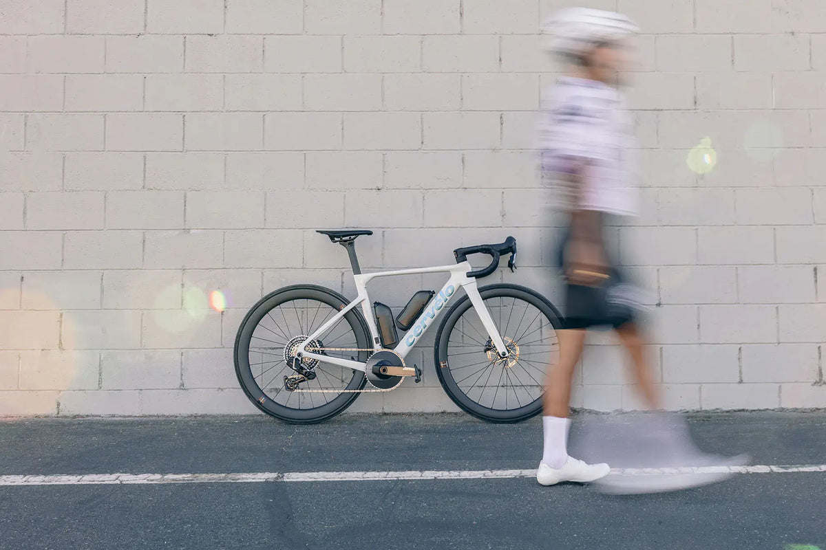 Aerodynamiczny karbonowy rower szosowy Cervélo Soloist Ultegra Di2 ze zintegrowanym kokpitem.