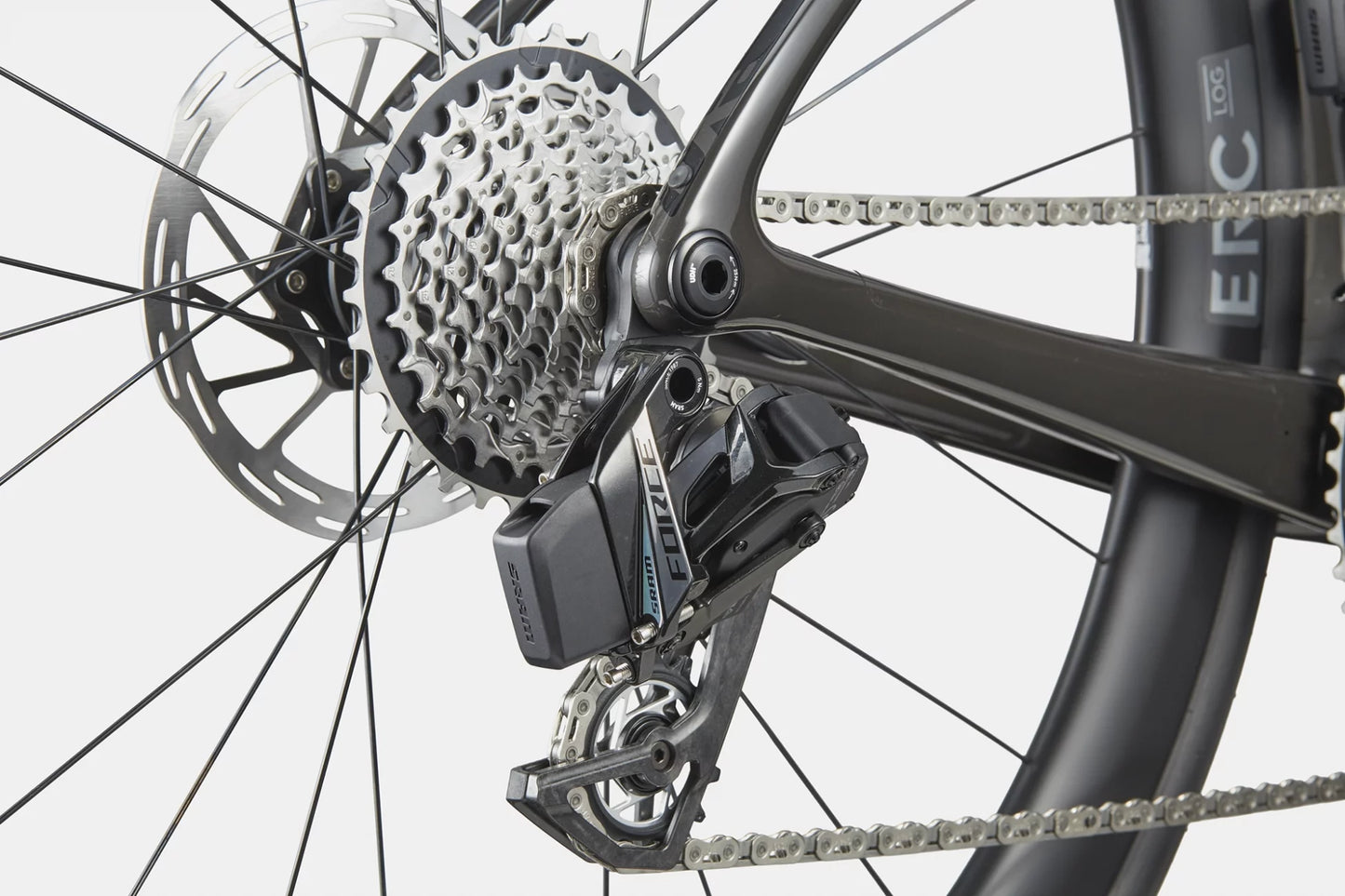 Bezprzewodowy napęd SRAM Force AXS 2x12 z korbą 48/35 w rowerze Cannondale SuperSix EVO