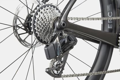 Bezprzewodowy napęd SRAM Force AXS 2x12 z korbą 48/35 w rowerze Cannondale SuperSix EVO