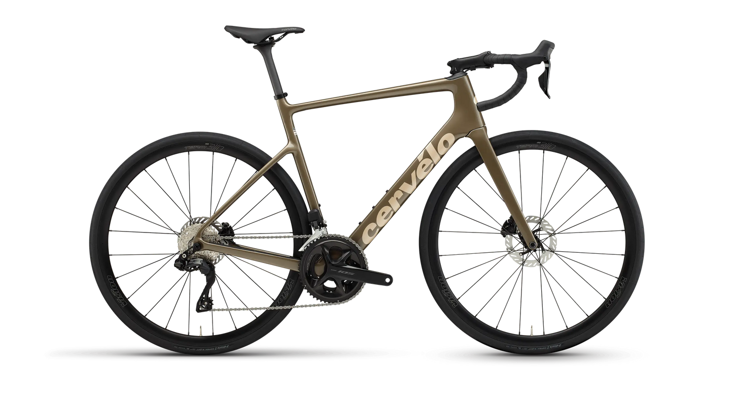 Cervelo Caledonia 105 Di2 Mocha rower na tle białym, z nowoczesnym designem i matowym wykończeniem.
