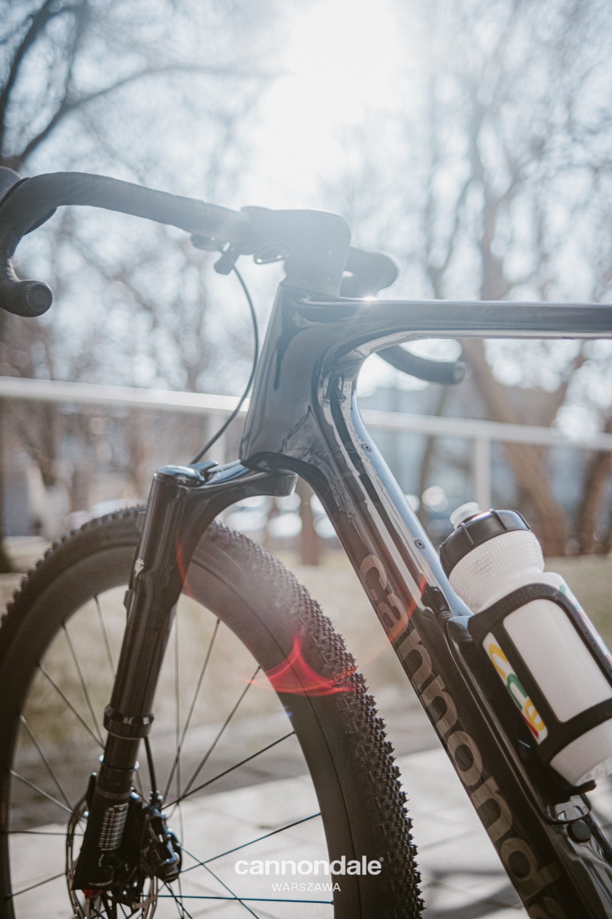 Jednogoleniowy widelec amortyzowany Lefty Oliver 30mm w gravelu Cannondale Topstone